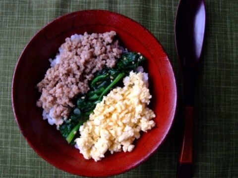 色 丼 三 そぼろ